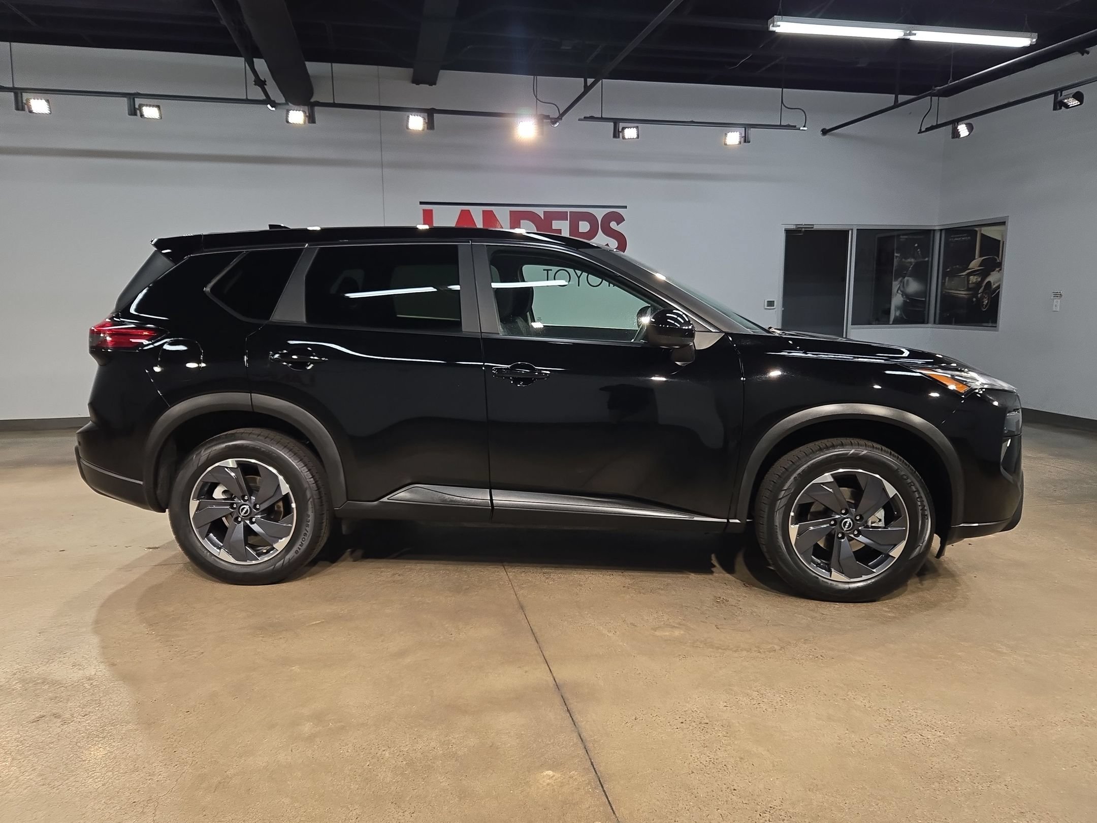 Used 2025 Nissan Rogue SV FWD image 8