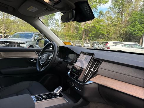 Used 2025 Volvo XC90 B6 Plus image 24
