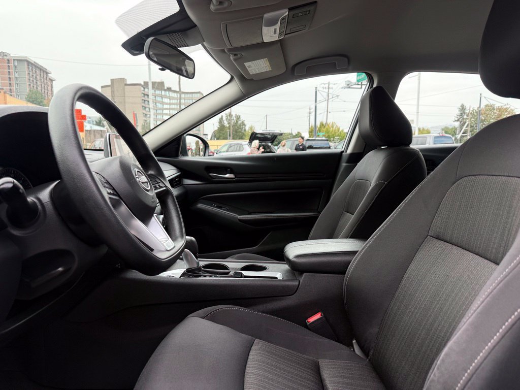 Used 2025 Nissan Altima 2.5 SV FWD image 13
