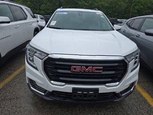 Used 2024 GMC Terrain SLE w/ Driver Convenience Package AWD/4WD image 2