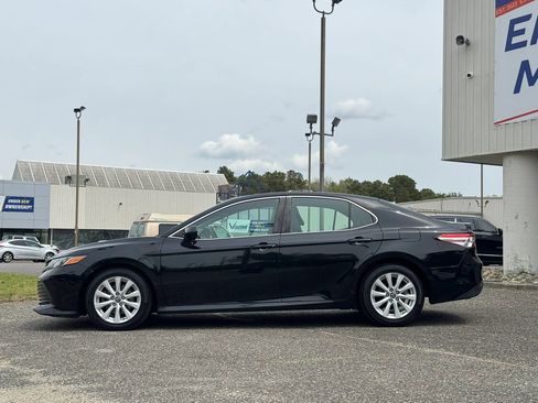 Used 2018 Toyota Camry LE FWD image 2