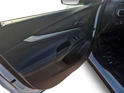 Used 2022 Chevrolet Bolt EUV LT w/ Convenience Package image 11