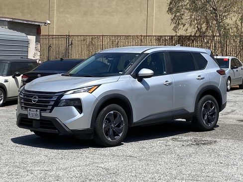 Used 2024 Nissan Rogue SV FWD image 2