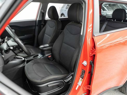 Used 2016 Kia Soul + image 8