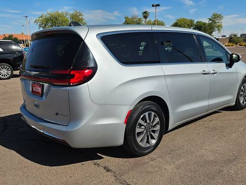 Used 2023 Chrysler Pacifica Touring-L FWD image 11
