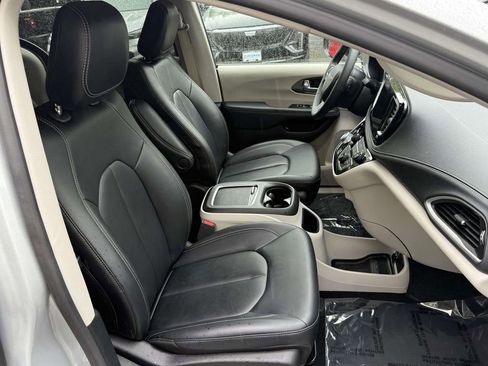 Used 2024 Chrysler Pacifica Select image 9