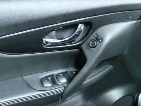 Used 2017 Nissan Rogue SV image 12