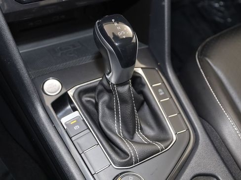 Used 2022 Volkswagen Tiguan SE w/ Panoramic Sunroof Package image 7