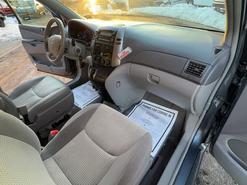 Used 2010 Toyota Sienna LE image 26