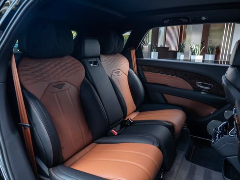 Certified 2025 Bentley Bentayga Extended Wheelbase AWD/4WD image 19