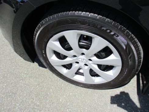 Used 2023 Toyota Corolla LE w/ Carpet Mat Package (TMS) FWD image 9
