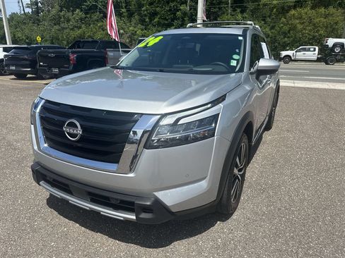 Used 2024 Nissan Pathfinder Platinum w/ Cargo Package FWD image 12