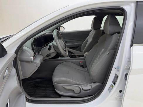 Used 2025 Hyundai Elantra SEL FWD image 17