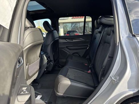 New 2025 Jeep Grand Cherokee Altitude image 7