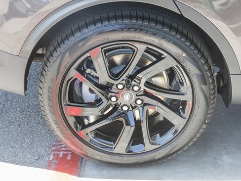 New 2025 Land Rover Discovery S image 8