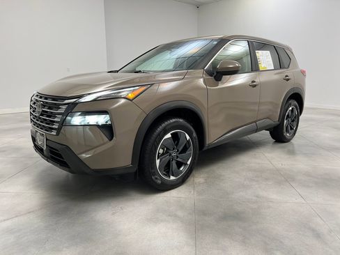 Used 2025 Nissan Rogue SV AWD/4WD image 3