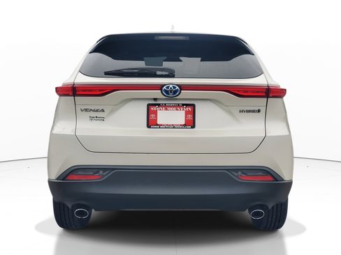 Used 2022 Toyota Venza LE image 5