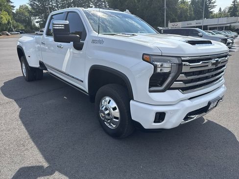 Used 2024 Chevrolet Silverado 3500 High Country w/ High Country Premium Package image 3