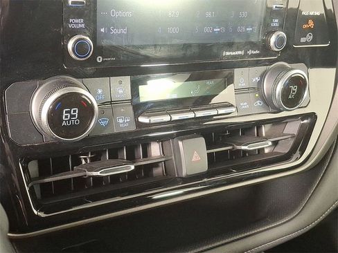 Used 2020 Toyota Highlander LE image 18