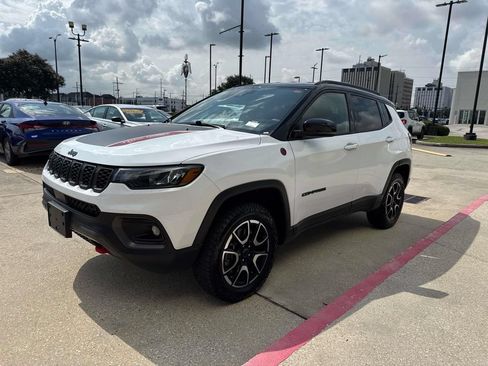 Used 2025 Jeep Compass Trailhawk AWD/4WD image 3