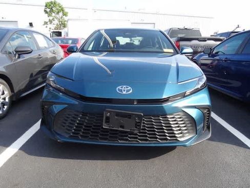 Used 2025 Toyota Camry SE FWD image 2
