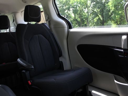 Used 2023 Chrysler Voyager LX FWD image 15