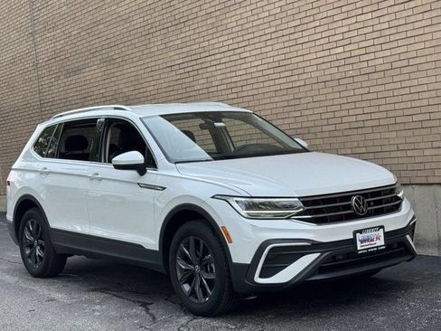 Used 2023 Volkswagen Tiguan SE AWD/4WD image 25