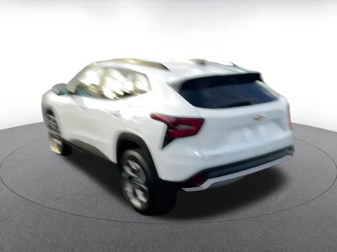 Used 2025 Chevrolet Trax LT w/ LT Convenience Package image 11