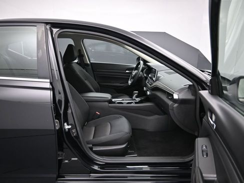 Used 2024 Nissan Altima 2.5 SV FWD image 25