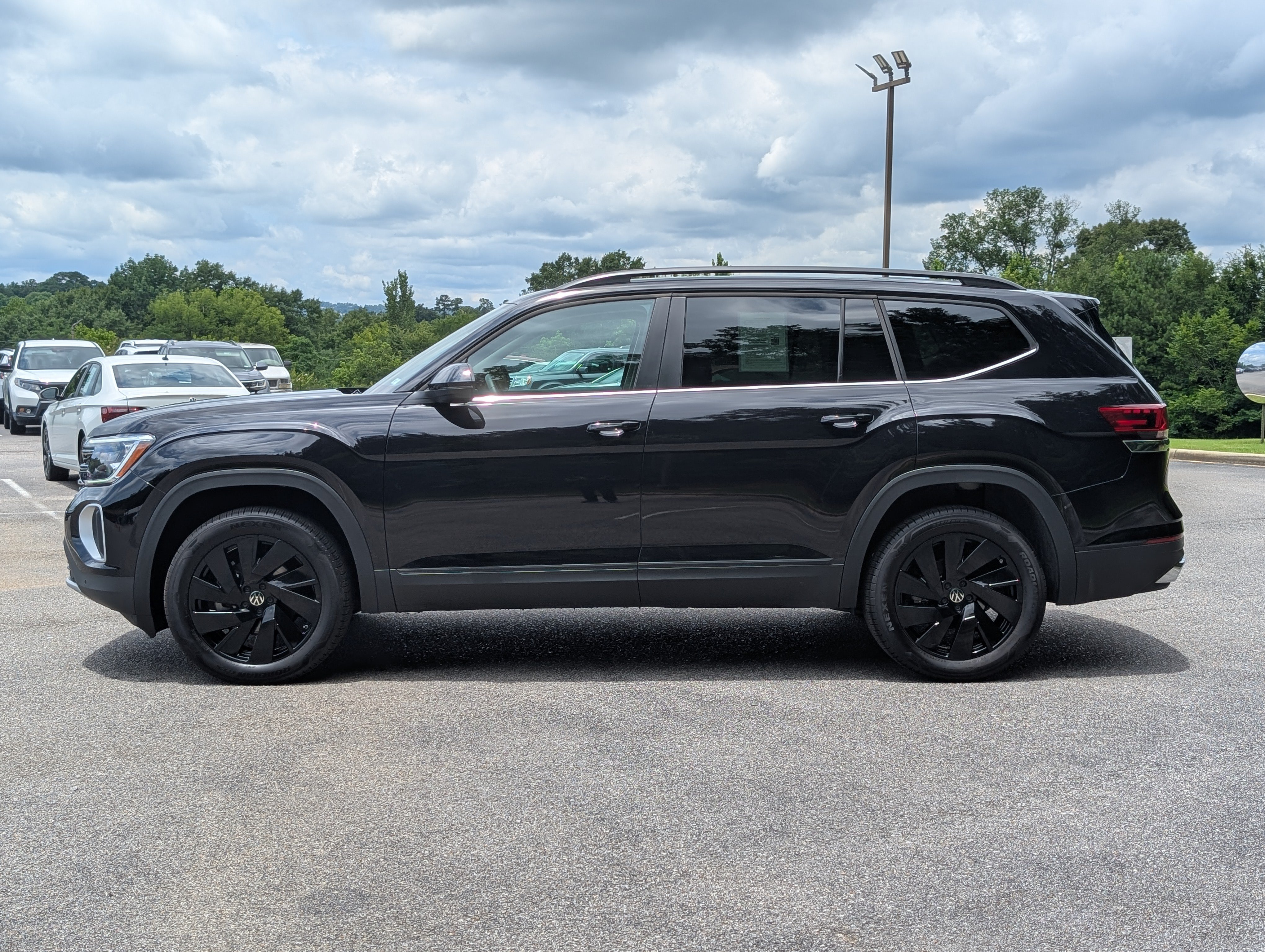 Used 2026 Volkswagen Atlas SE w/ Panoramic Sunroof Package FWD image 6
