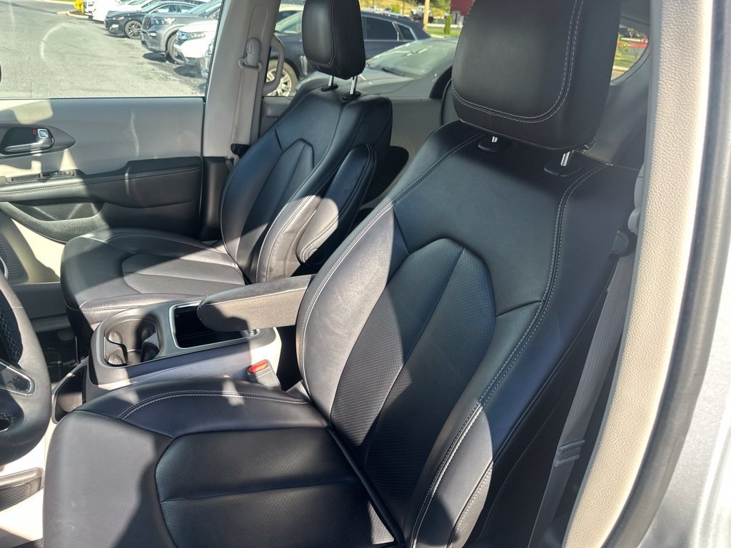 Used 2024 Chrysler Pacifica Touring-L FWD image 20