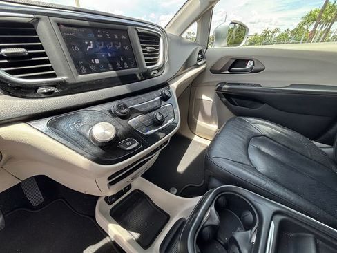 Used 2020 Chrysler Pacifica Touring-L FWD image 10