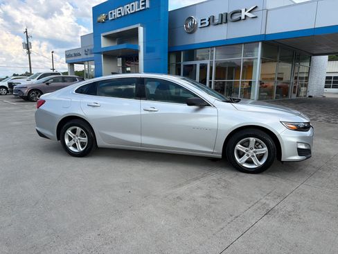Used 2022 Chevrolet Malibu LS FWD image 2