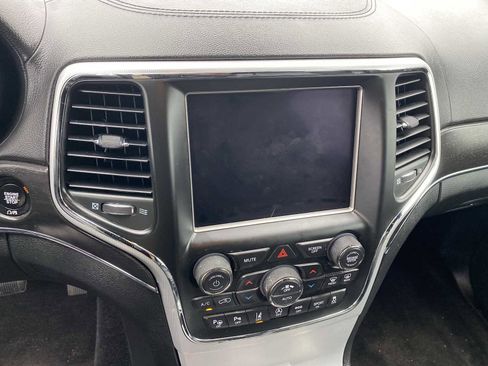 Used 2018 Jeep Grand Cherokee Limited image 16