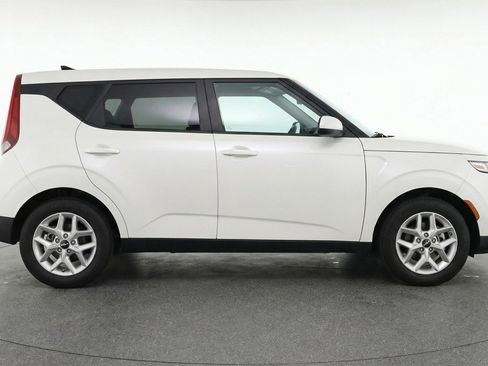 Used 2025 Kia Soul LX w/ LX Technology Package FWD image 11