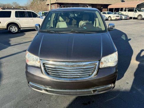 Used 2015 Chrysler Town & Country Touring-L w/ Driver Convenience Group FWD image 9