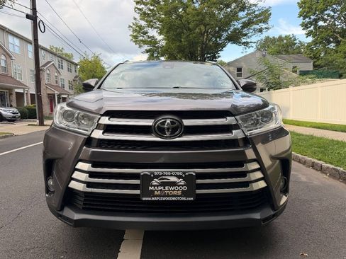 Used 2019 Toyota Highlander XLE AWD/4WD image 3