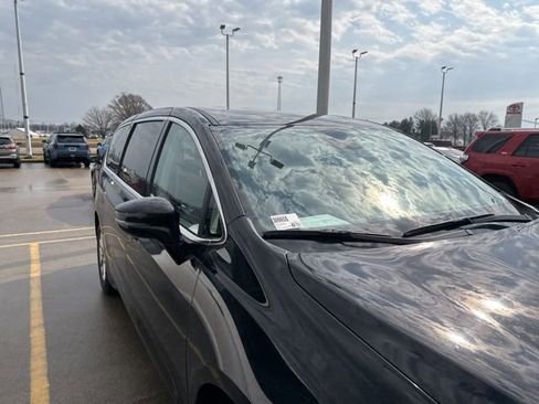 Used 2024 Chrysler Pacifica Touring-L image 9