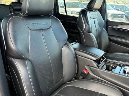 Used 2022 Jeep Grand Cherokee Overland w/ Luxury Tech Group IV image 25