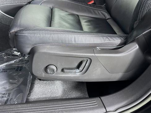 Used 2023 Volvo XC40 B4 Ultimate image 23