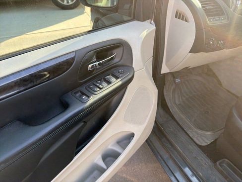 Used 2018 Dodge Grand Caravan SE w/ UConnect Hands-Free Group image 8