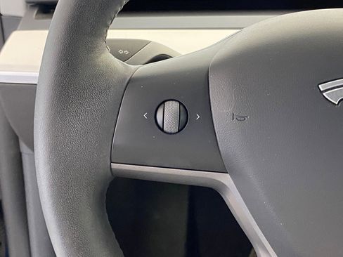 Used 2021 Tesla Model Y Long Range image 17