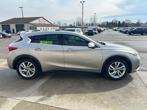 Used 2018 INFINITI QX30 image 4