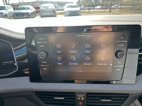 Used 2025 Volkswagen Jetta SE w/ Black Wheel Package image 10