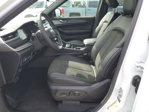 New 2025 Jeep Grand Cherokee Laredo image 8