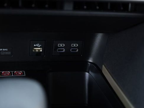 Used 2025 Toyota Camry LE image 7