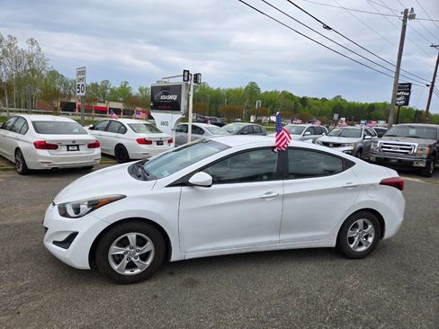 Used 2015 Hyundai Elantra SE FWD image 18