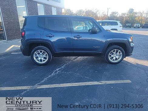 Used 2023 Jeep Renegade Latitude image 3
