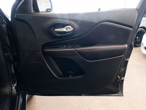 Used 2015 Jeep Cherokee Trailhawk w/ Comfort/Convenience Group image 24