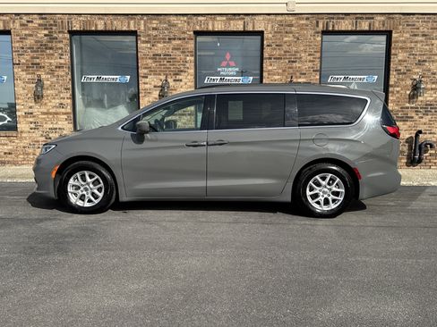 Used 2022 Chrysler Pacifica Touring-L FWD image 2